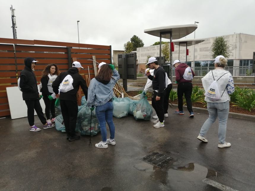 20 sacchi di rifiuti abbandonati: il bottino della raccolta promossa a Vasto da McDonald’s