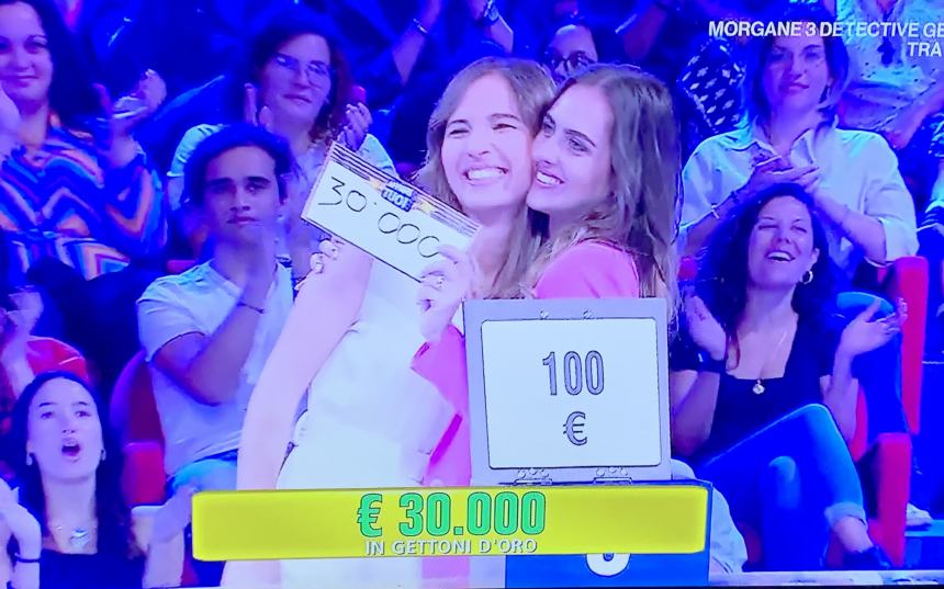 Le sorelle vastesi Simona e Sara Giancola vincono 30mila euro ad “Affari tuoi”