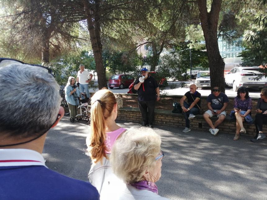 Villetta "Due Pini", sit in contro abbattimento alberi: "Ridurre i parcheggi e fare un parco"