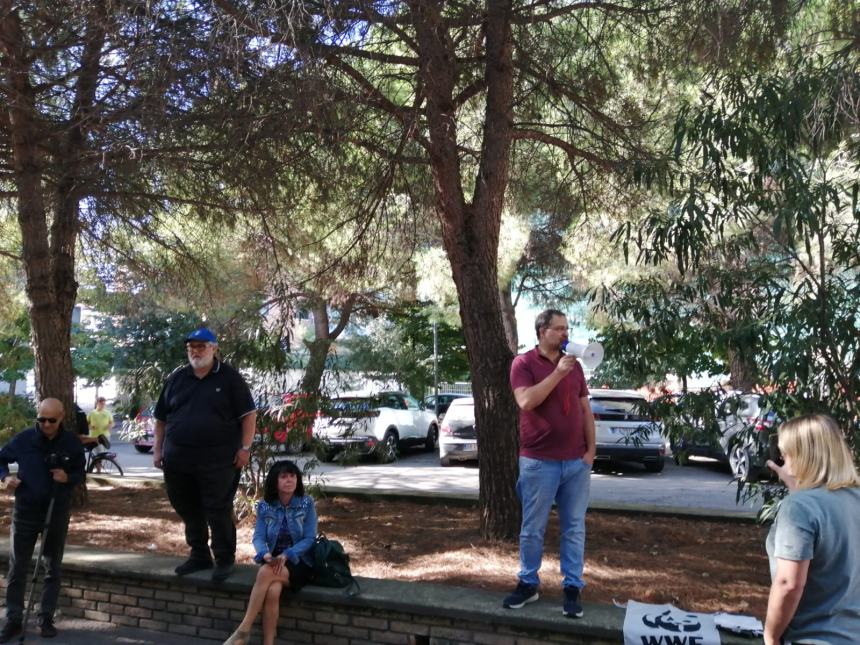 Villetta "Due Pini", sit in contro abbattimento alberi: "Ridurre i parcheggi e fare un parco"