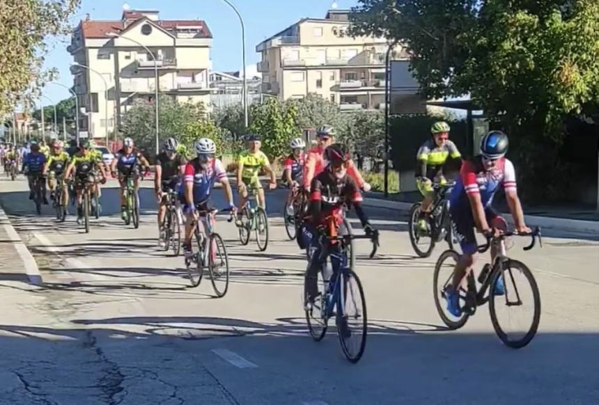 Tanti ciclisti pedalano per Vasto in occasione  della Giornata per le vittime della strada