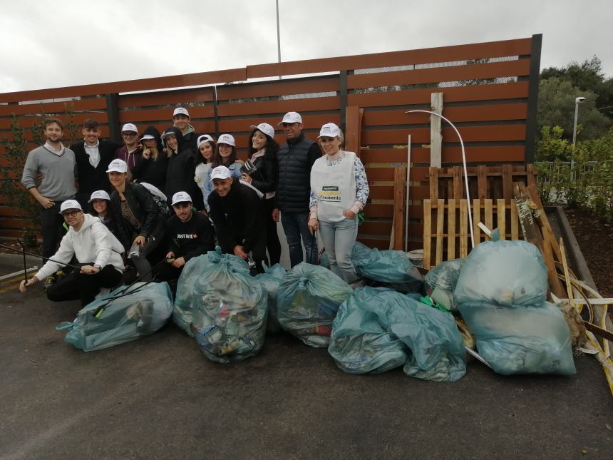 20 sacchi di rifiuti abbandonati: il bottino della raccolta promossa a Vasto da McDonald’s