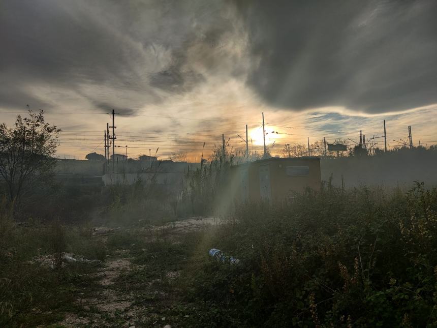 L'incendio in prossimità dei binari