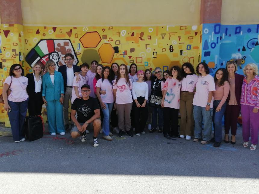 Nuovi murales colorano le scuole del Pantini-Pudente: "Ci siamo divertiti e uniti" 