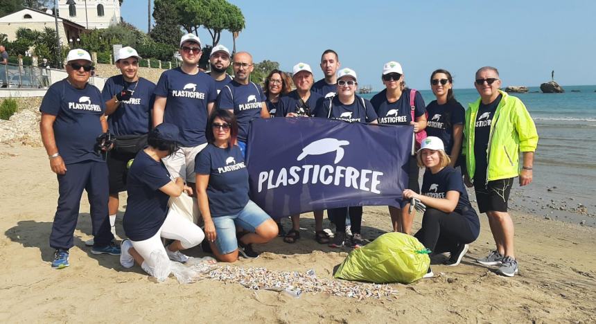 5 chili di mozziconi: l'amaro "bottino" di 16 volontari Plastic Free a Vasto Marina 