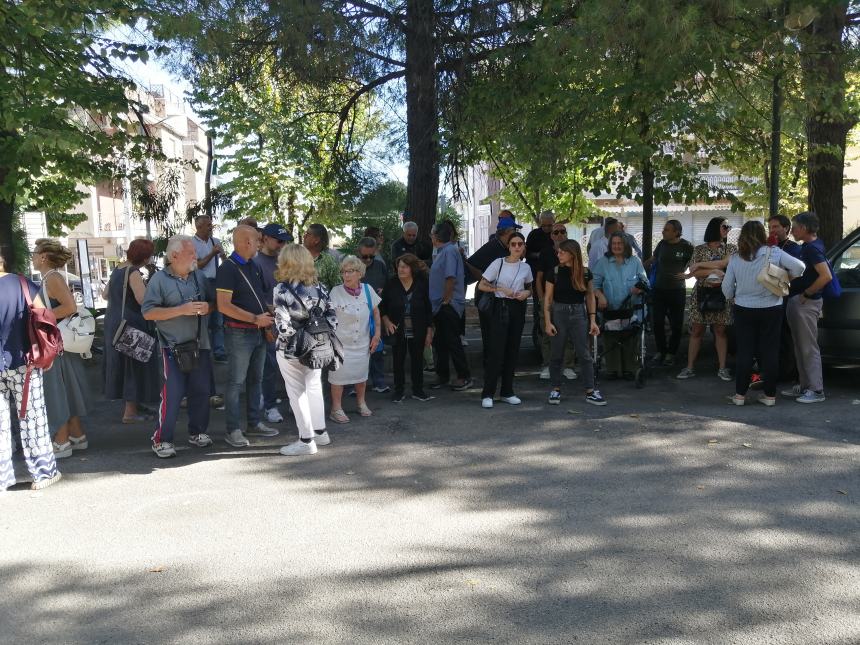 Villetta "Due Pini", sit in contro abbattimento alberi: "Ridurre i parcheggi e fare un parco"