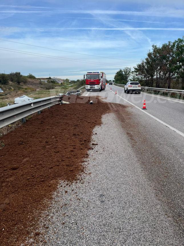 Camion che trasportava sansa di olive finisce fuori strada sulla Trignina, ferito l'autista
