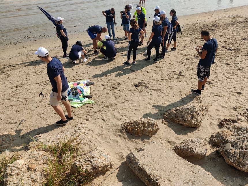 5 chili di mozziconi: l'amaro "bottino" di 16 volontari Plastic Free a Vasto Marina 