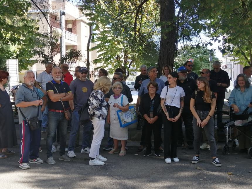 Villetta "Due Pini", sit in contro abbattimento alberi: "Ridurre i parcheggi e fare un parco"