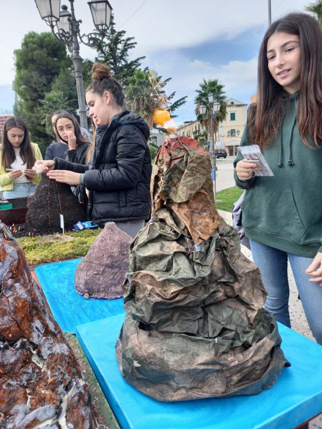 300 studenti vastesi in centro storico per i laboratori dedicati al pianeta Terra