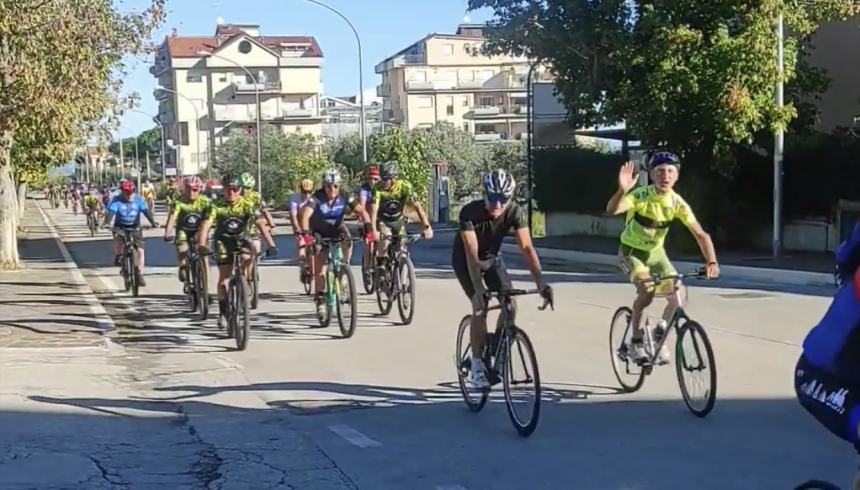 Tanti ciclisti pedalano per Vasto in occasione  della Giornata per le vittime della strada