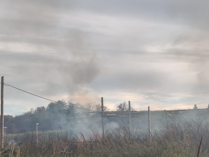 L'incendio in prossimità dei binari