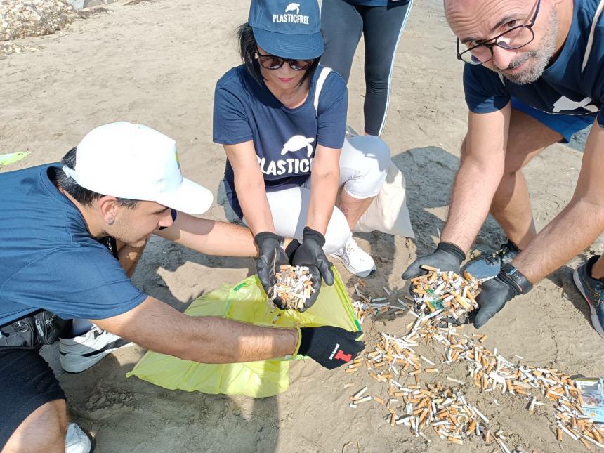 5 chili di mozziconi: l'amaro "bottino" di 16 volontari Plastic Free a Vasto Marina 