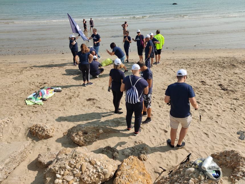 5 chili di mozziconi: l'amaro "bottino" di 16 volontari Plastic Free a Vasto Marina 