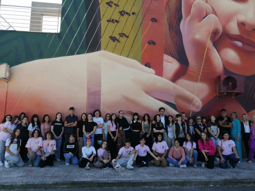 Nuovi murales colorano le scuole del Pantini-Pudente: "Ci siamo divertiti e uniti" 