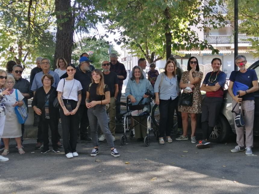 Villetta "Due Pini", sit in contro abbattimento alberi: "Ridurre i parcheggi e fare un parco"