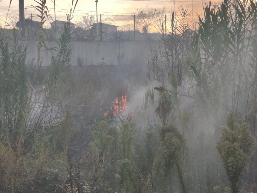 L'incendio in prossimità dei binari