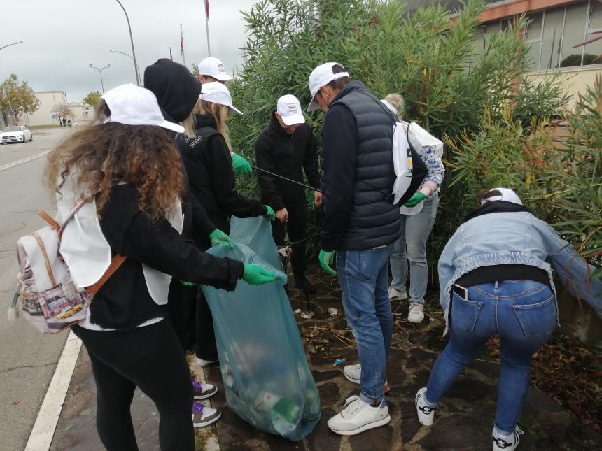 20 sacchi di rifiuti abbandonati: il bottino della raccolta promossa a Vasto da McDonald’s