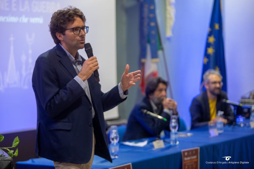 Massimo Cacciari: "Religione usata per mobilitare masse, uomini di fede dovrebbero insorgere" 