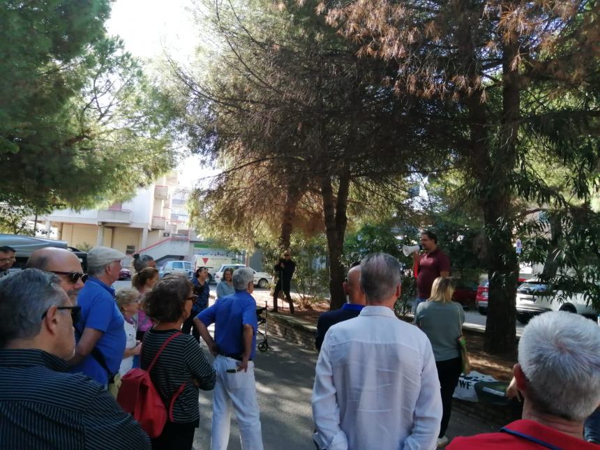 Villetta "Due Pini", sit in contro abbattimento alberi: "Ridurre i parcheggi e fare un parco"