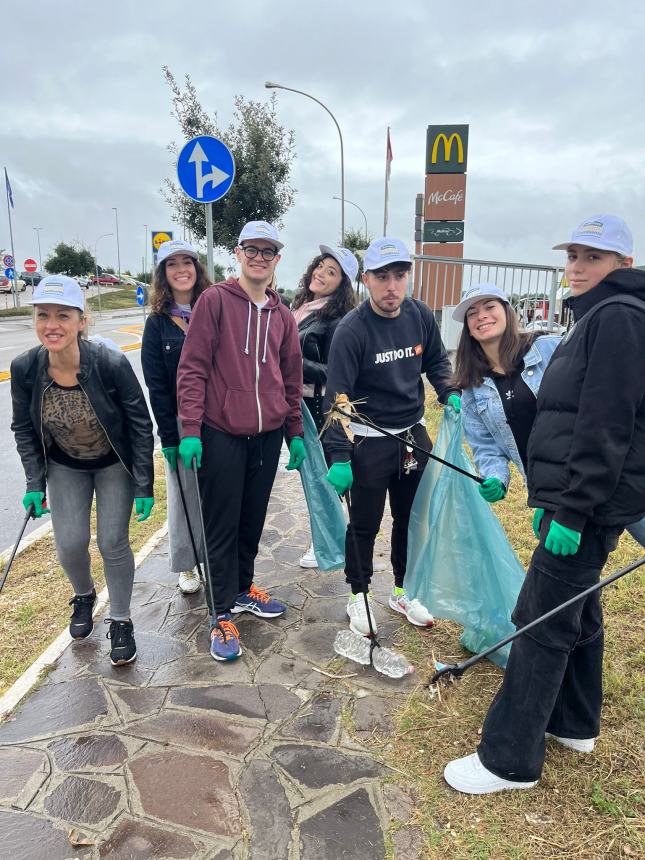 20 sacchi di rifiuti abbandonati: il bottino della raccolta promossa a Vasto da McDonald’s