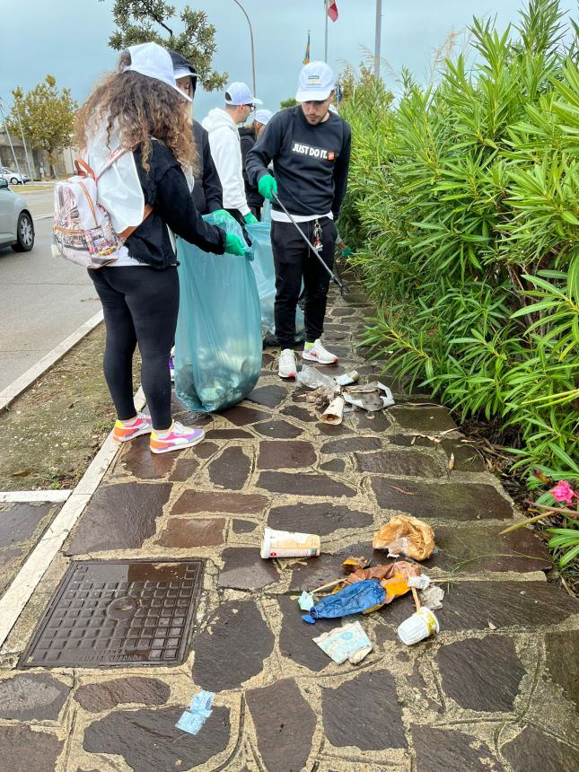 20 sacchi di rifiuti abbandonati: il bottino della raccolta promossa a Vasto da McDonald’s