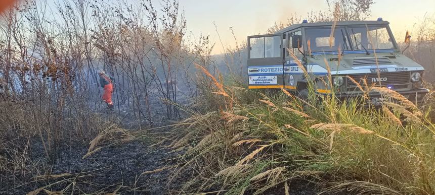 L'incendio tra Bifernina e statale 87