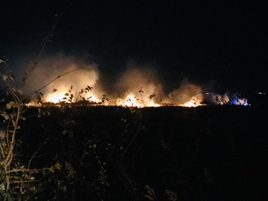 L'incendio tra Bifernina e statale 87