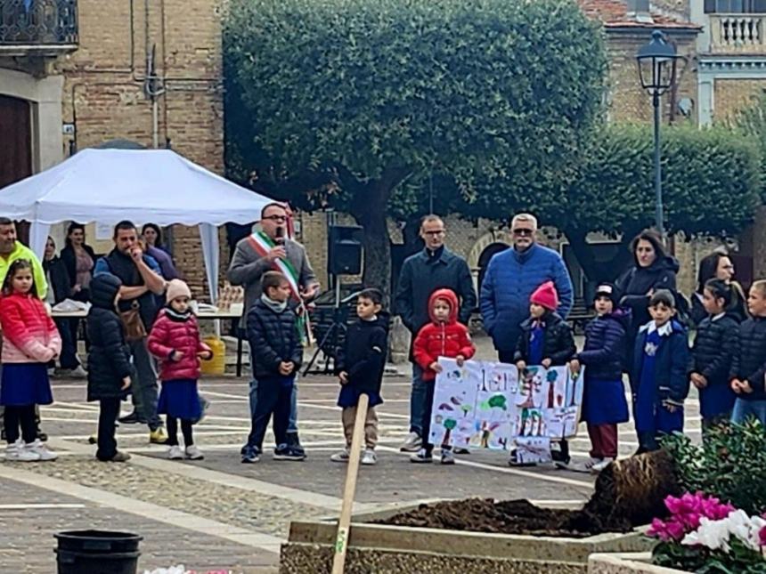 Festa dell'albero, i bambini abbelliscono piazza Skanderbeg