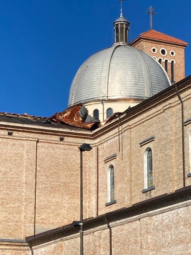 Il vento ha scoperchiato il tetto della Basilicata dei Miracoli di Casalbordino