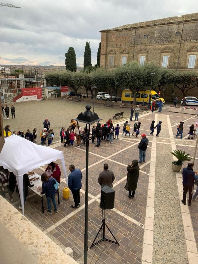 Festa dell'albero, i bambini abbelliscono piazza Skanderbeg