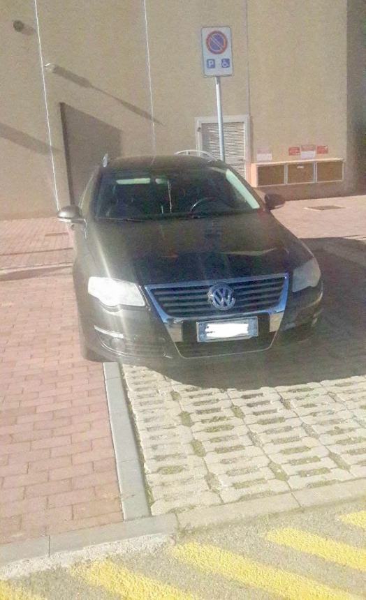 “È un continuo, parcheggiano auto senza cartellino negli stalli  riservati  ai disabili”