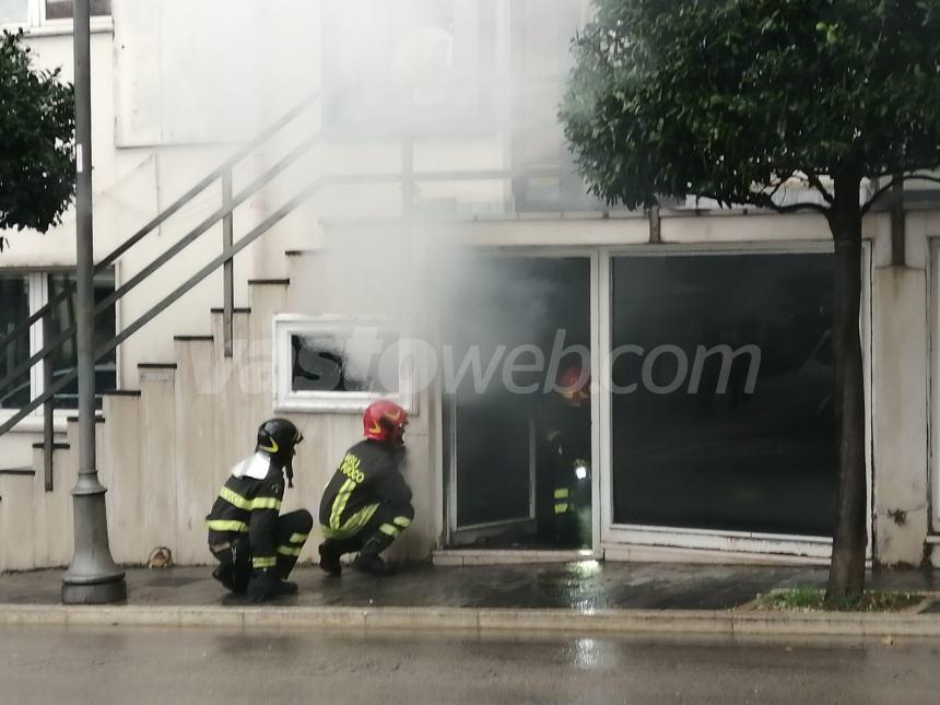 Incendio alla pizzeria "Movida" in Corso Garibaldi, partito da un cortocircuito al frigorifero