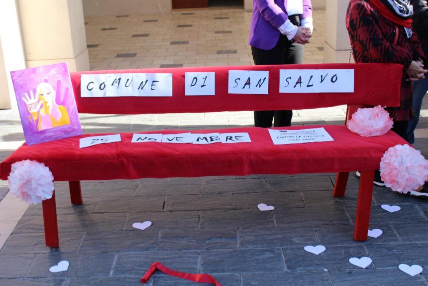 A San Salvo una panchina rossa contro la violenza sulle donne