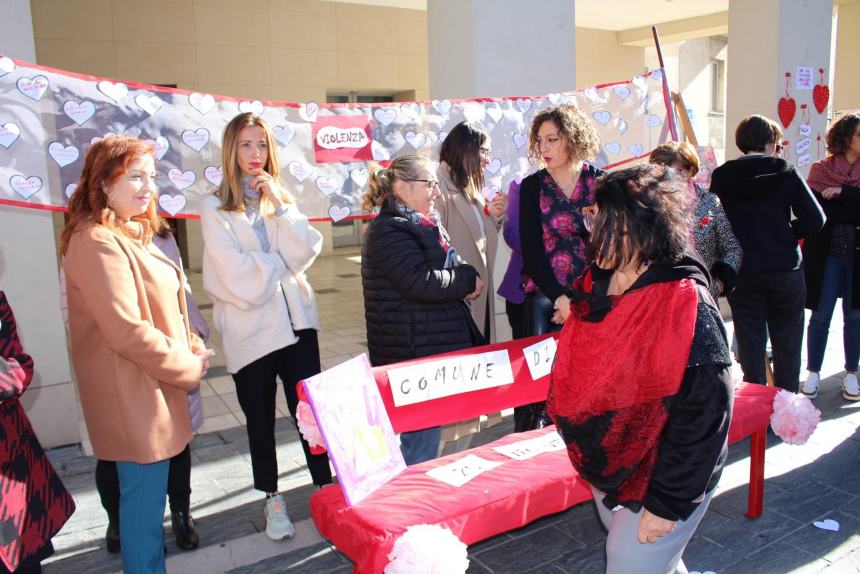 A San Salvo una panchina rossa contro la violenza sulle donne
