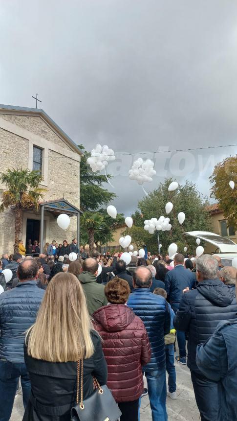 Palloncini bianchi al cielo e lutto cittadino a Fresa per l'ultimo saluto alla piccola Amalia Meo