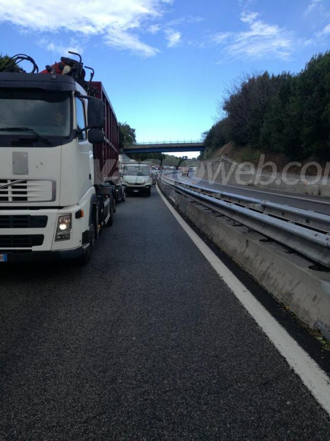 Camion e auto bloccati sull'A14