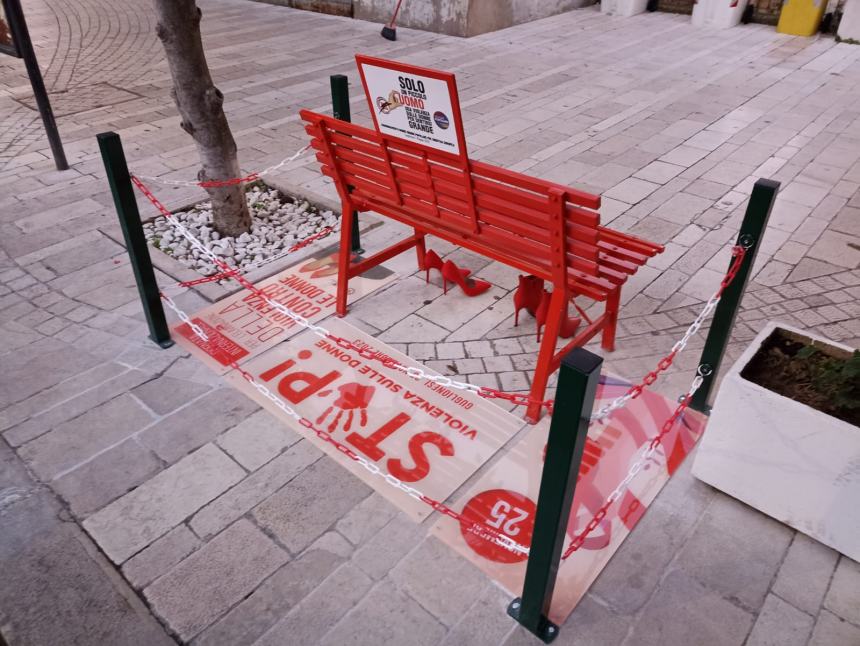 "Non una di meno", completata la panchina rossa a Guglionesi