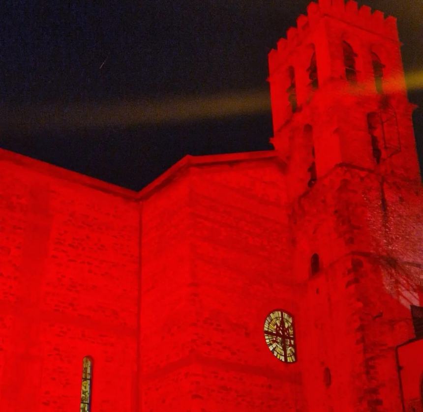 A Fossacesia la chiesa di San Donato si tinge di rosso contro la violenza sulle donne