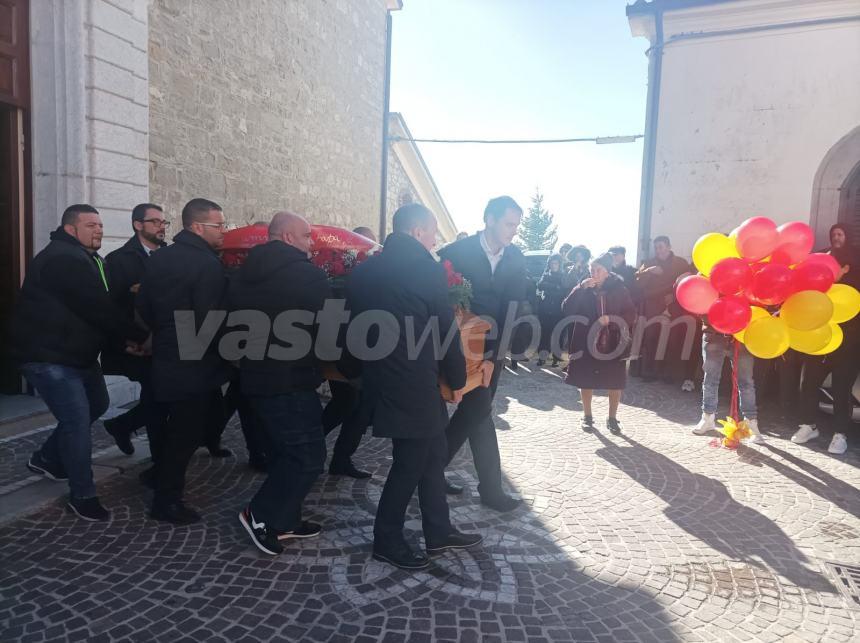 Palloncini giallorossi al cielo a Schiavi per l’ultimo saluto ad Alessio Amicone