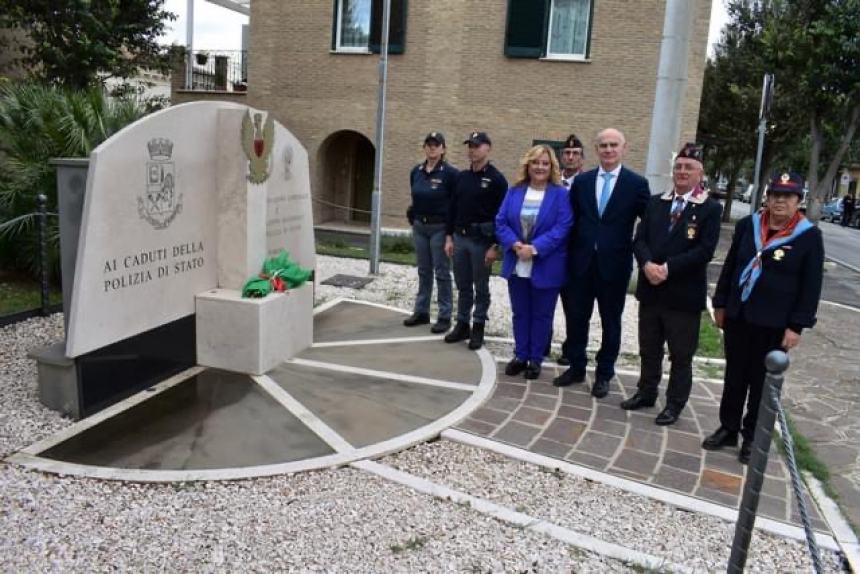 A Vasto il Questore Aureliano Montaruli rende onore ai caduti  della polizia di stato 