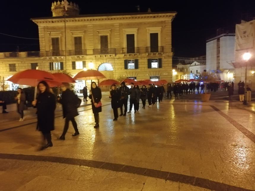 A Vasto il suggestivo corteo di ombrelli rossi per dire "No" alla violenza contro le donne