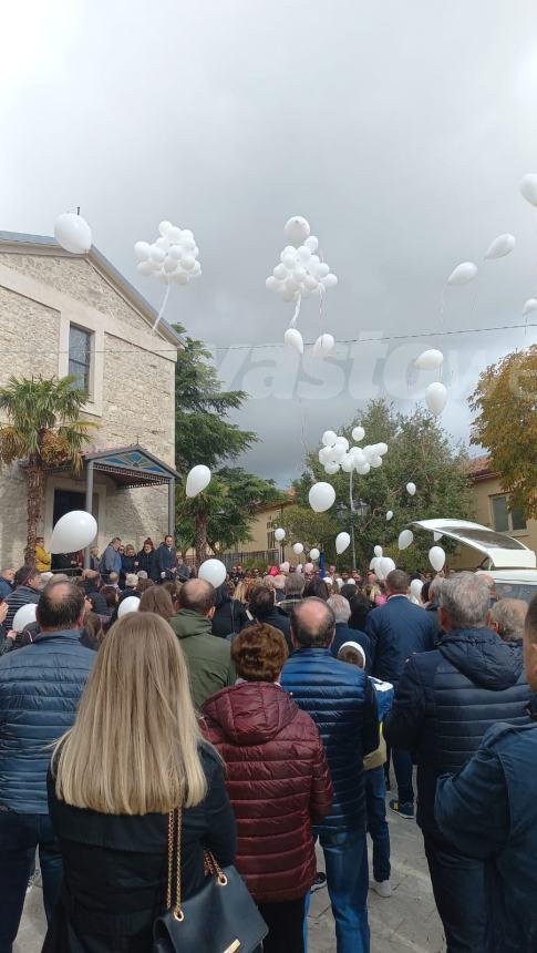 Palloncini bianchi al cielo e lutto cittadino a Fresa per l'ultimo saluto alla piccola Amalia Meo