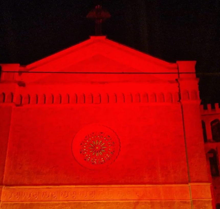 A Fossacesia la chiesa di San Donato si tinge di rosso contro la violenza sulle donne