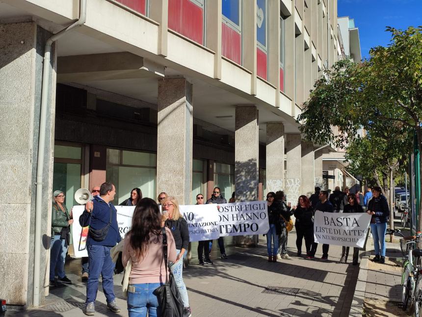 Neuropsichiatria, carenza spazi e personale: Asperger manifesta a Pescara