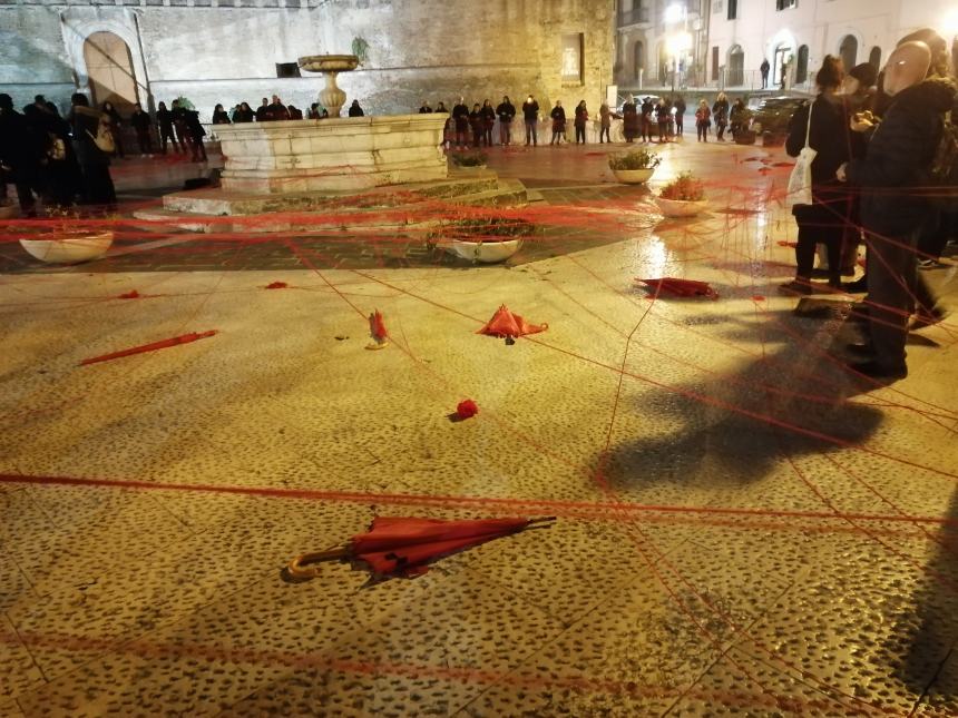A Vasto il suggestivo corteo di ombrelli rossi per dire "No" alla violenza contro le donne