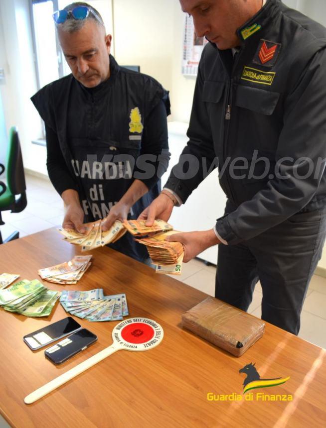 Tenta la fuga in auto, trovato con un 1 kg di cocaina e 26mila euro: arrestato
