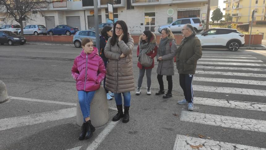 La protesta all'istituto comprensivo Schwzeitzer