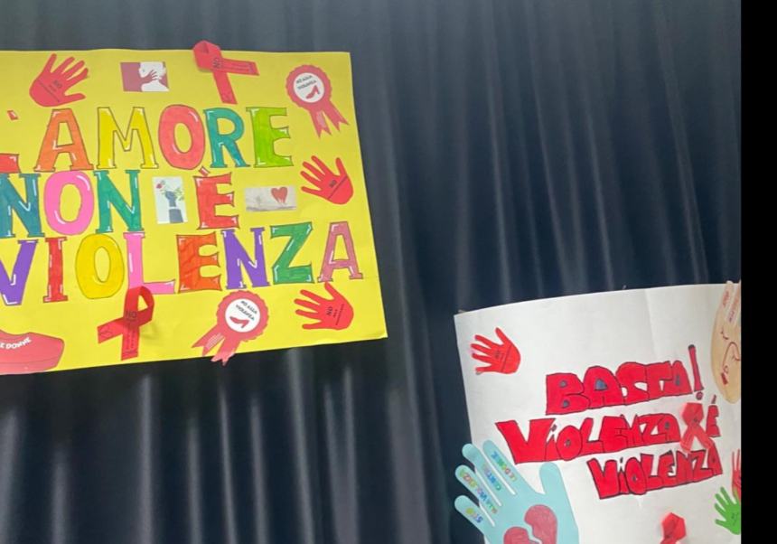 "Combatti donna, zero paura e denuncia": il flash mob degli studenti di Petacciato