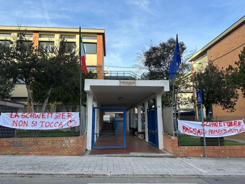 La protesta all'istituto comprensivo Schwzeitzer